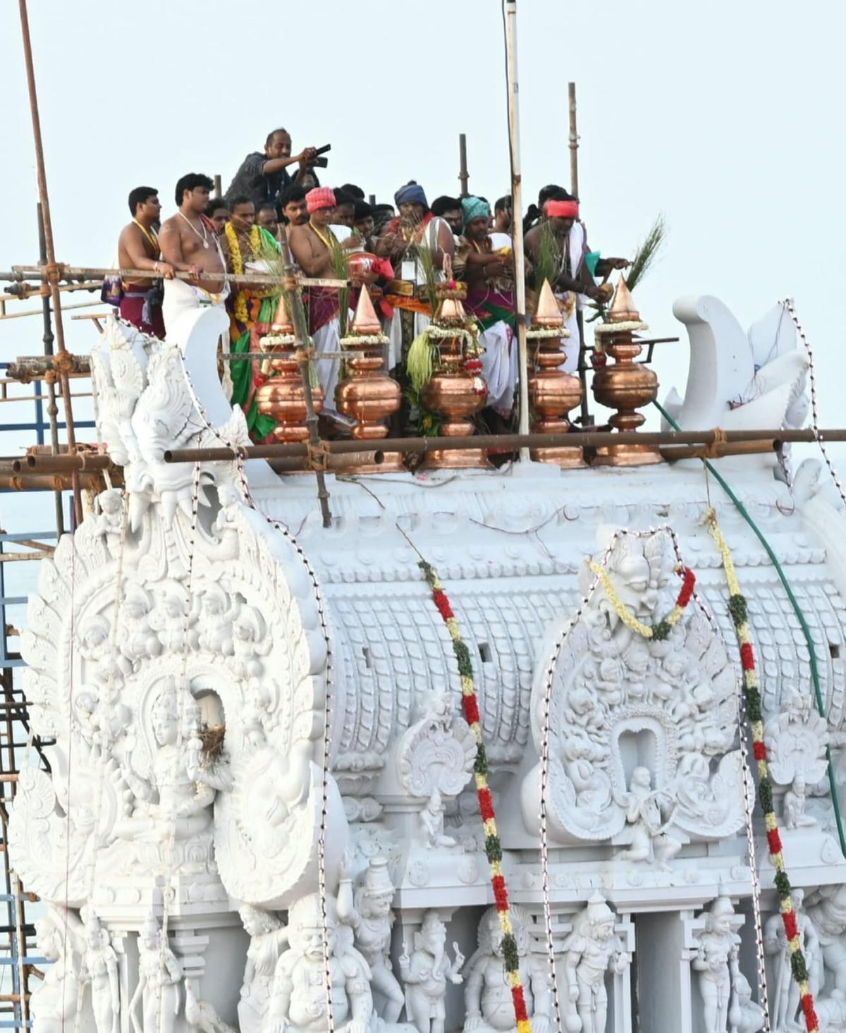 తిరుచెందూర్ సుబ్రమణ్య స్వామి ఆలయంలో జరుగుతున్న పవిత్ర కార్యక్రమం